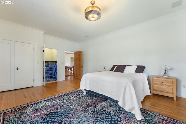 6633 SE 29th Ave, Portland, OR 97202 - bedroom with baseboards, ornamental molding, wood finished floors, and visible vents