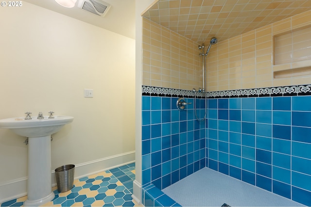 6633 SE 29th Ave, Portland, OR 97202 - bathroom with baseboards, visible vents, a sink, and a tile shower