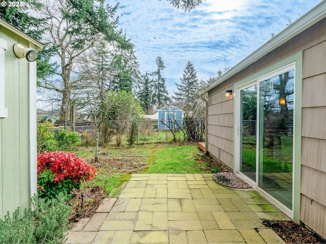 7644 SE Crystal Springs Blvd, Portland, OR 97206 - fenced backyard with a patio