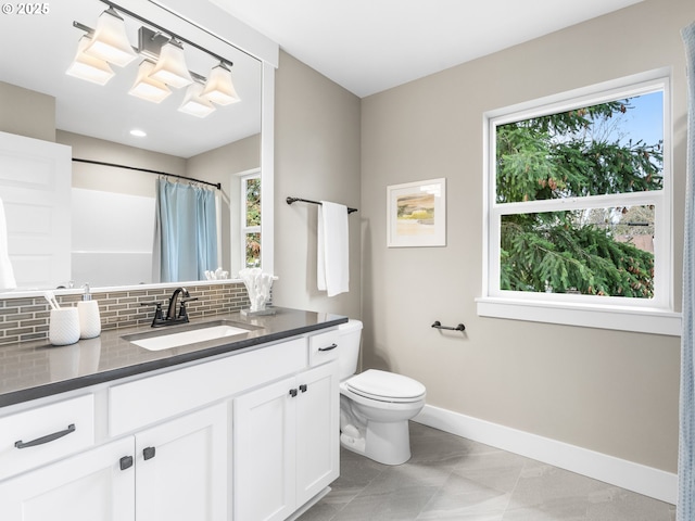 full bath with tasteful backsplash, baseboards, toilet, a shower with curtain, and vanity