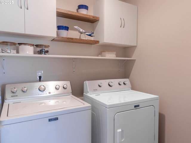 laundry room with cabinets and independent washer and dryer