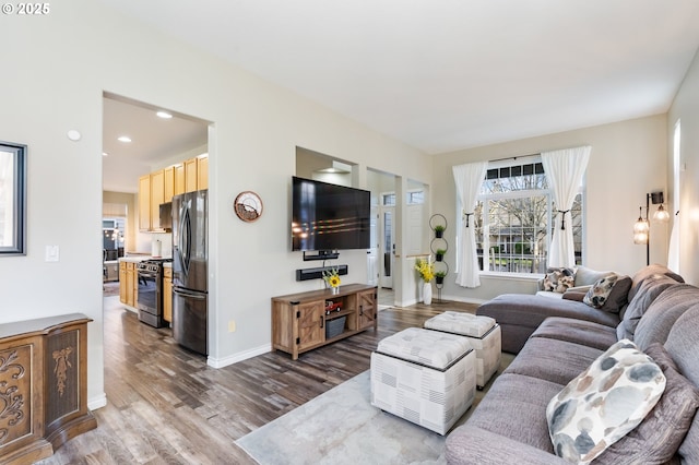 living area with dark wood-type flooring, recessed lighting, and baseboards