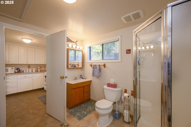 full bath featuring visible vents, toilet, a stall shower, baseboards, and vanity