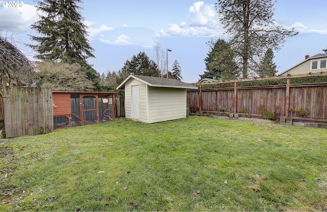 view of yard featuring an outdoor structure