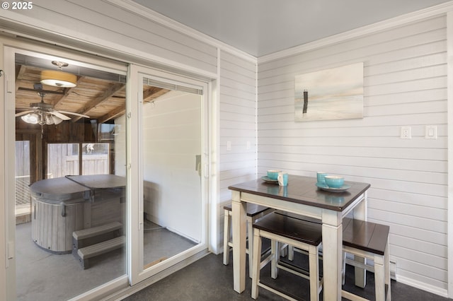 sunroom / solarium with outdoor dining area, ceiling fan, and a hot tub