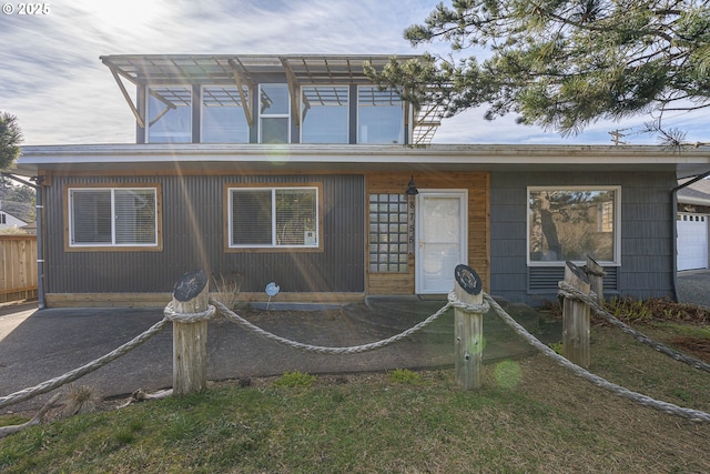 view of front facade featuring fence