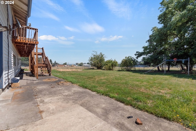 view of yard featuring a patio area