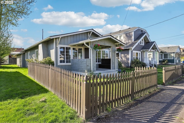 707 S 6th Ave, Kelso, WA 98626 - view of front of house with a front lawn and a fenced front yard