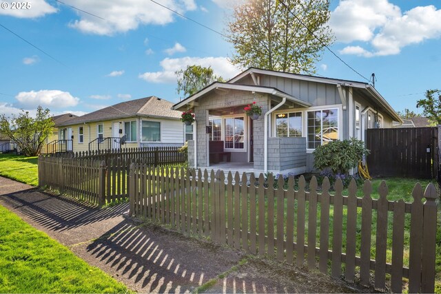 707 S 6th Ave, Kelso, WA 98626 - bungalow-style home with a porch, a front lawn, and a fenced front yard