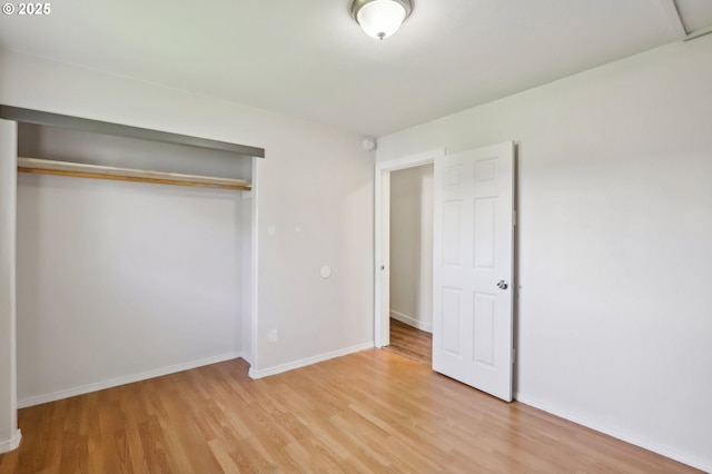 707 S 6th Ave, Kelso, WA 98626 - unfurnished bedroom with light wood-style flooring, a closet, and baseboards