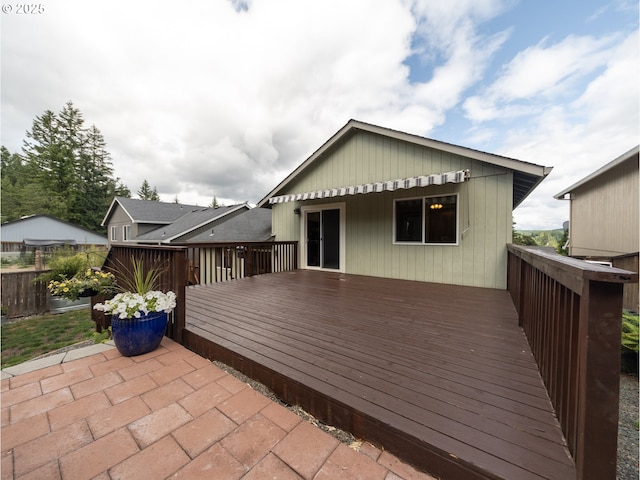 1007 4th Ave, Vernonia, OR 97064 - back of property with a deck and a patio