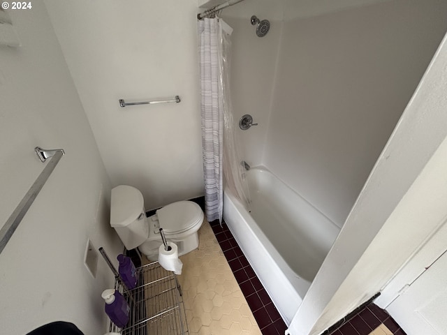 646 SE 60th Ave, Portland, OR 97215 - full bath featuring toilet, tile patterned floors, and shower / bathtub combination with curtain