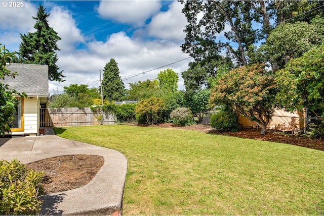 965 Robin Hood Ave, Eugene, OR 97401 - view of yard featuring a patio area