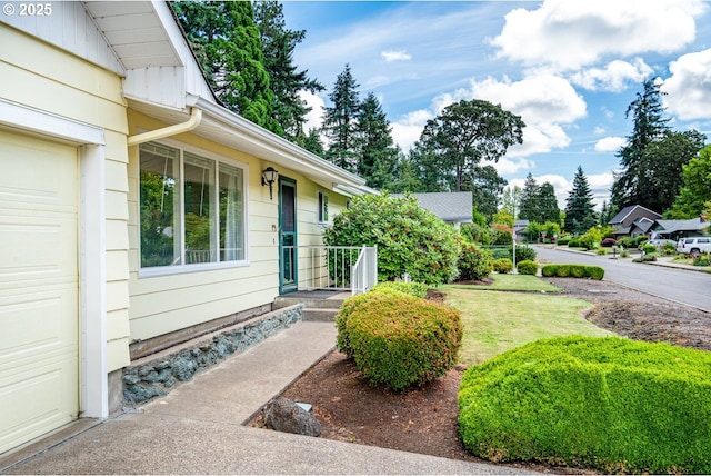 965 Robin Hood Ave, Eugene, OR 97401 - view of yard with a garage