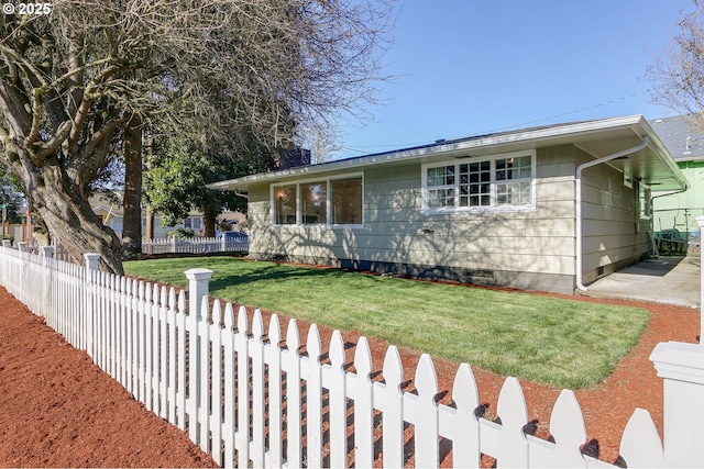 view of front facade featuring a front yard