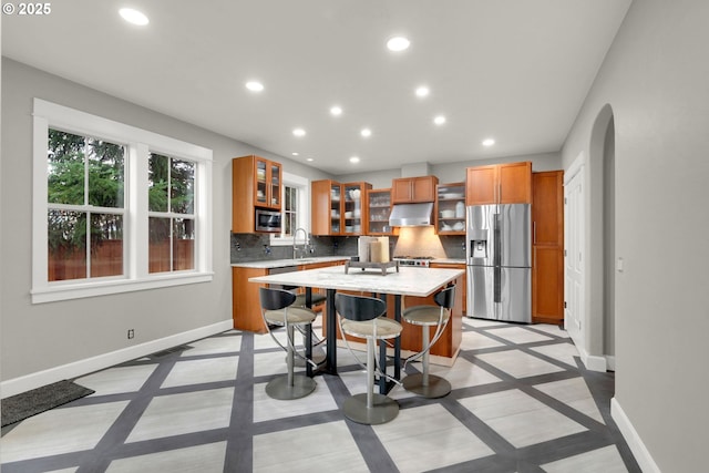 kitchen with recessed lighting, stainless steel appliances, baseboards, and decorative backsplash