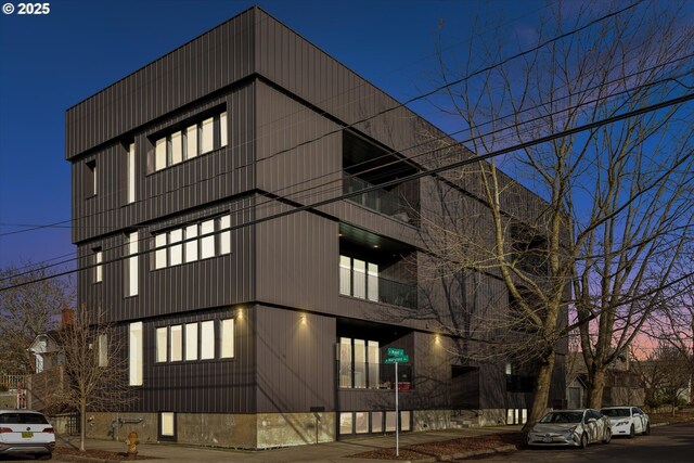 1375 N Wygant St, Portland, OR 97217 - view of property at dusk