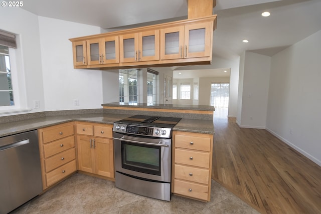 1985 32nd St, Florence, OR 97439 - kitchen featuring a peninsula, recessed lighting, dark countertops, and stainless steel appliances