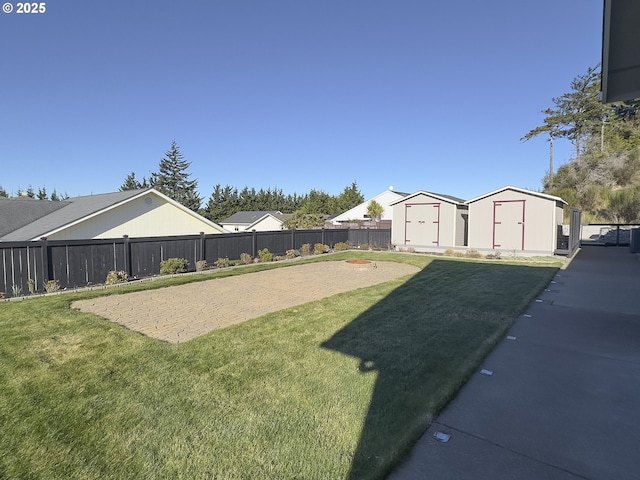 view of yard featuring a shed