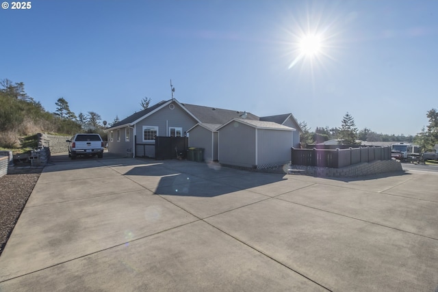 1985 32nd St, Florence, OR 97439 - ranch-style home featuring fence and concrete driveway