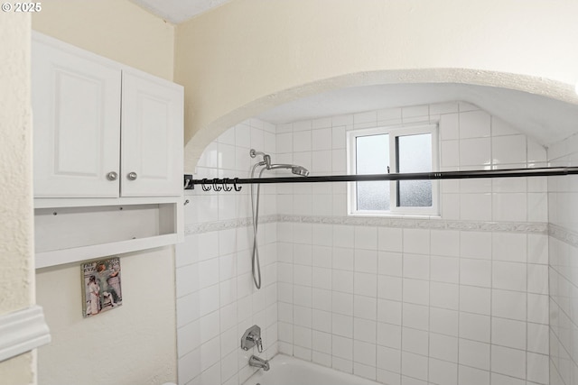 1825 NE 4th St, Salem, OR 97301 - bathroom featuring shower / tub combination