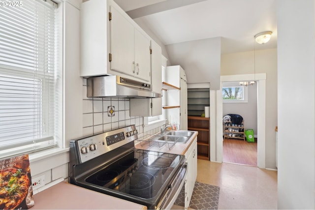 kitchen with a notable chandelier, under cabinet range hood, a sink, stainless steel range with electric cooktop, and decorative backsplash