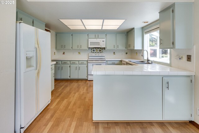 7430 SW Greens View Ct, Wilsonville, OR 97070 - stairway with carpet floors, a textured ceiling, and baseboards