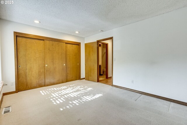 7430 SW Greens View Ct, Wilsonville, OR 97070 - carpeted empty room featuring a textured ceiling, baseboards, built in shelves, and a smoke detector