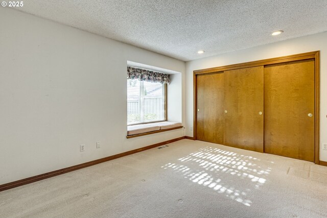 7430 SW Greens View Ct, Wilsonville, OR 97070 - bathroom with wallpapered walls and vanity