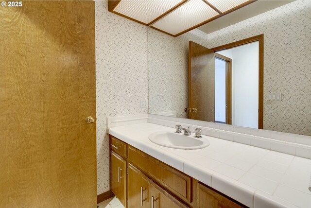 7430 SW Greens View Ct, Wilsonville, OR 97070 - bathroom with vanity, toilet, shower / bath combination, and wallpapered walls