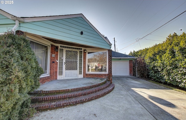 view of front facade featuring a garage and a porch