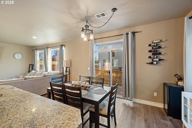 living area with a chandelier, dark wood-type flooring, and recessed lighting