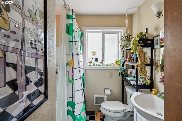 1304 NE 79th Ave, Portland, OR 97213 - full bath with vanity and a shower with curtain