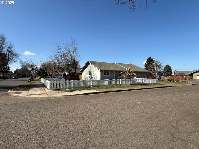 view of front of house featuring a fenced front yard