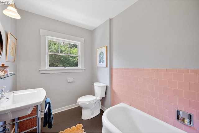2603 NE 11th Ave, Portland, OR 97212 - bathroom with a tub and toilet