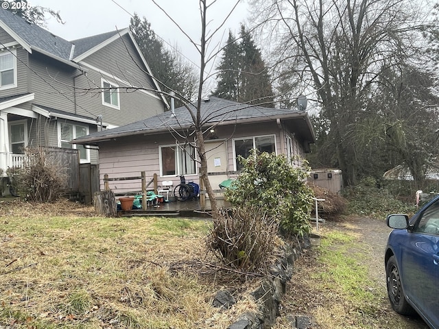 view of front facade featuring a front yard