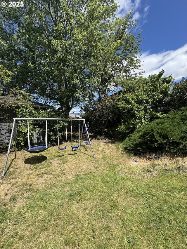 318 W 20th St, The Dalles, OR 97058 - view of grassy yard with a playground