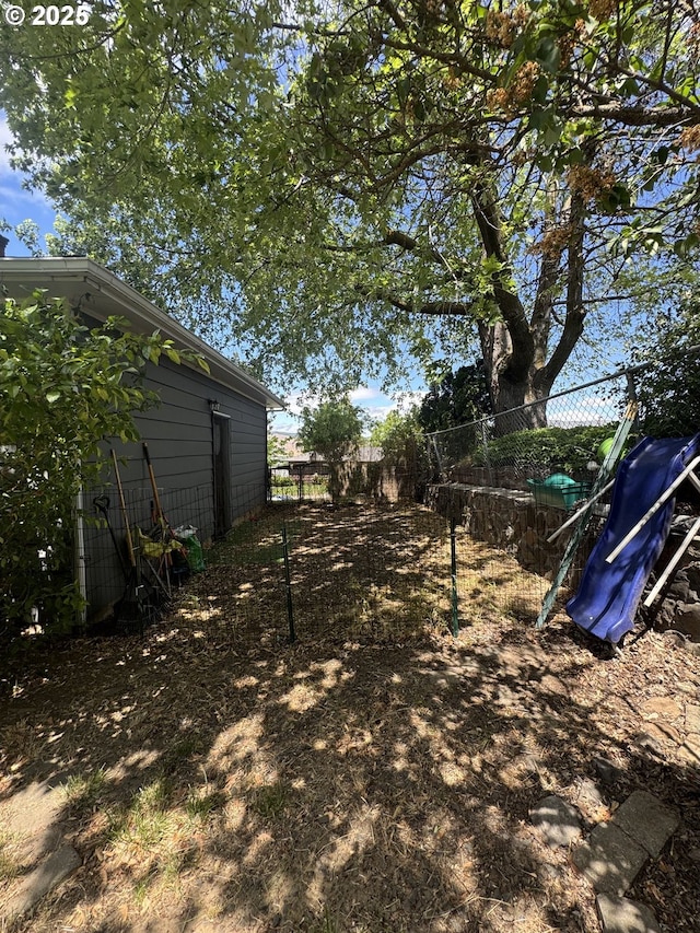 318 W 20th St, The Dalles, OR 97058 - view of yard