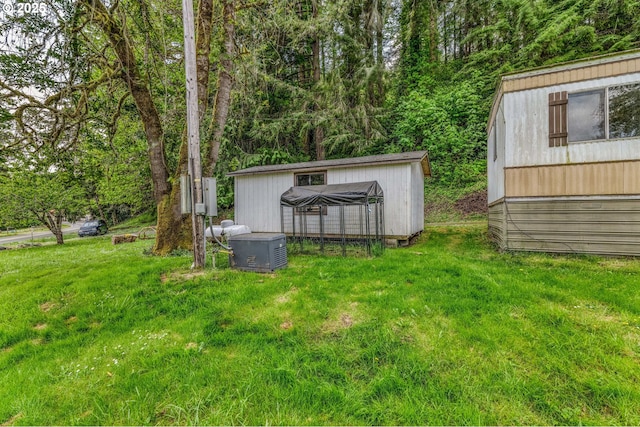 view of outdoor structure featuring an outbuilding