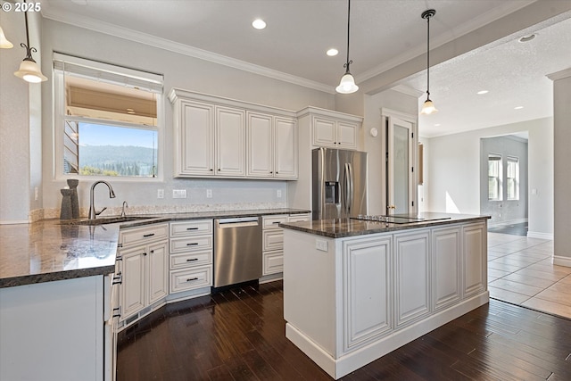 130 Ridge Dr, La Grande, OR 97850 - kitchen featuring a sink, dark wood-style flooring, a kitchen island, and stainless steel appliances