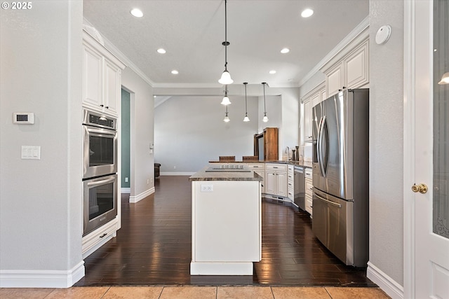 130 Ridge Dr, La Grande, OR 97850 - kitchen with crown molding, baseboards, stainless steel appliances, and decorative light fixtures