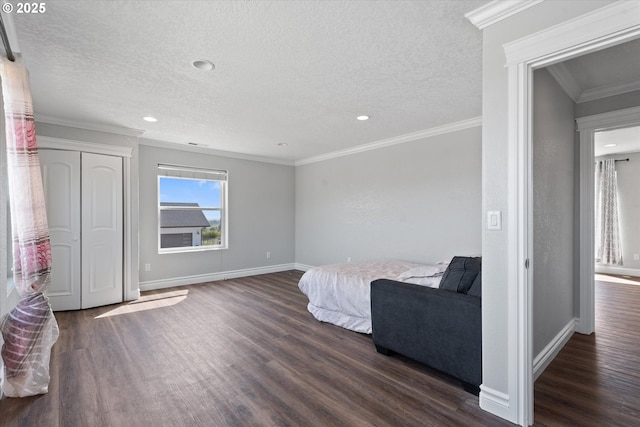 130 Ridge Dr, La Grande, OR 97850 - sitting room with baseboards, a textured ceiling, and dark wood finished floors
