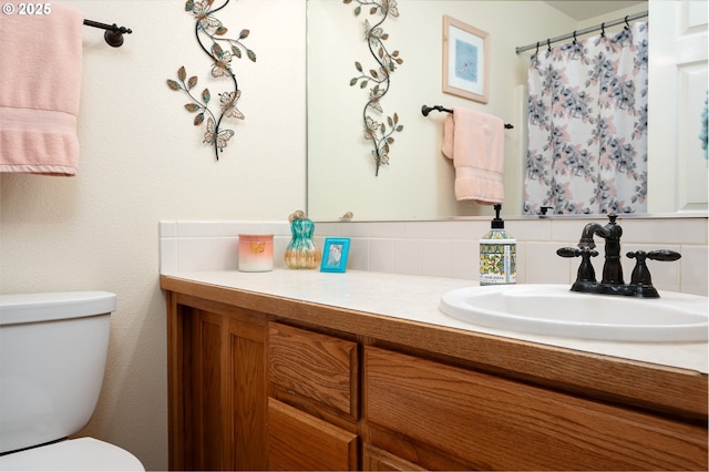 bathroom featuring a shower with shower curtain, tasteful backsplash, toilet, and vanity