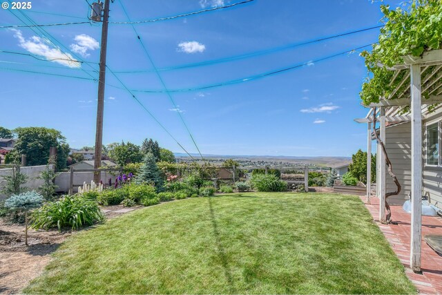 1329 NW Horn Ave, Pendleton, OR 97801 - view of yard featuring a pergola