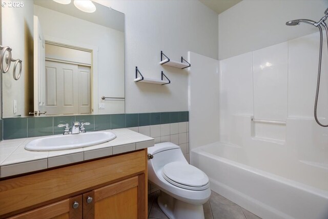 unfurnished room featuring a ceiling fan, carpet flooring, visible vents, and baseboards