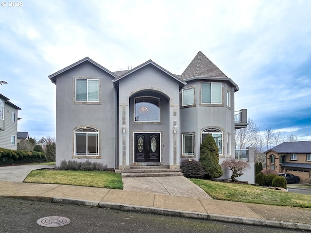 view of front of home featuring a front lawn