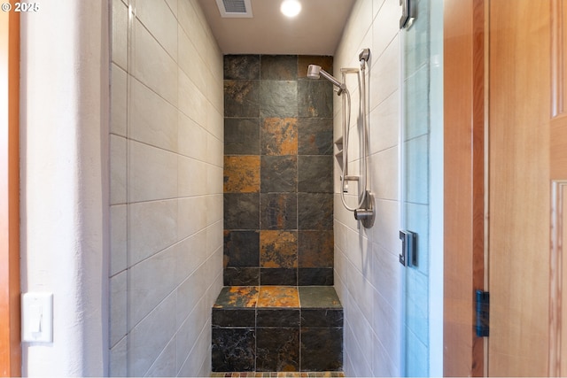 bathroom featuring a tile shower