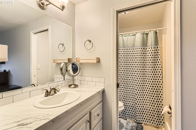 full bath with toilet, vanity, and a shower with curtain