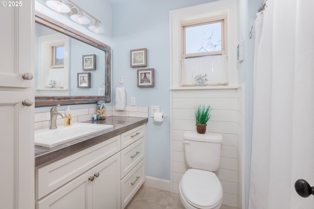 full bathroom with toilet, decorative backsplash, a shower with shower curtain, and vanity