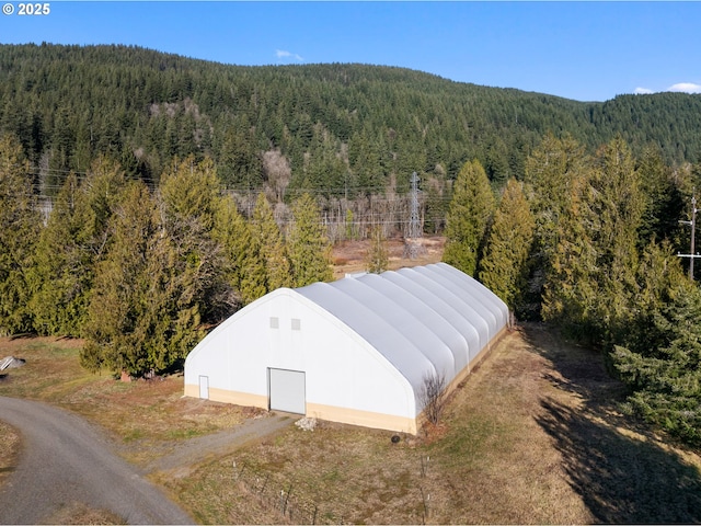 bird's eye view with a wooded view